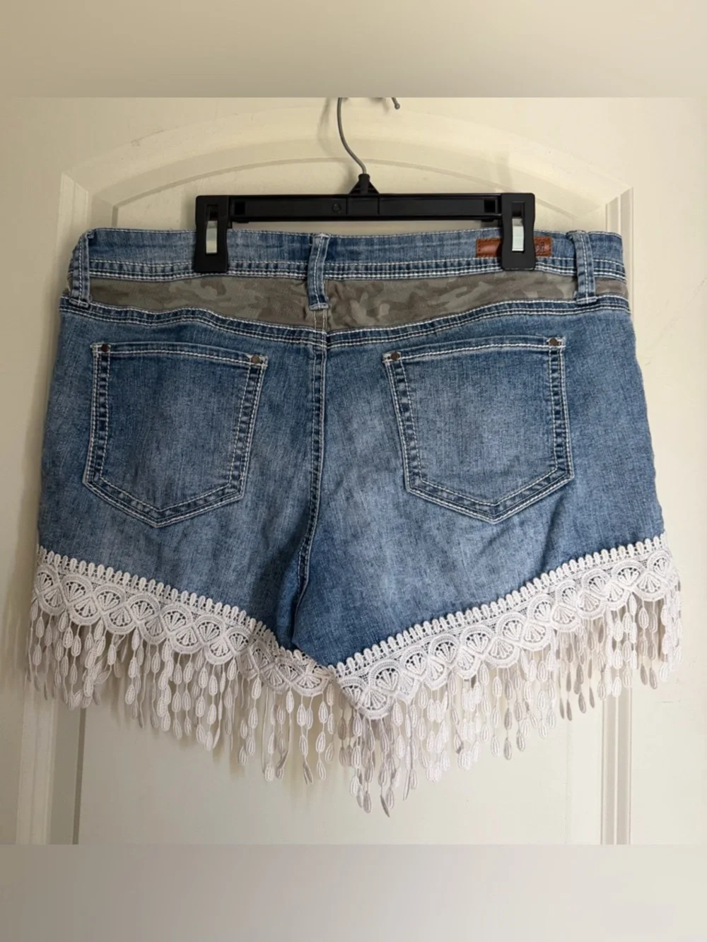 Vtg Y2K L.e.i. Juniors 11  Ashley  Low Rise Jean Shorts Denim Camo Lace Fringe - Picture 3 of 8